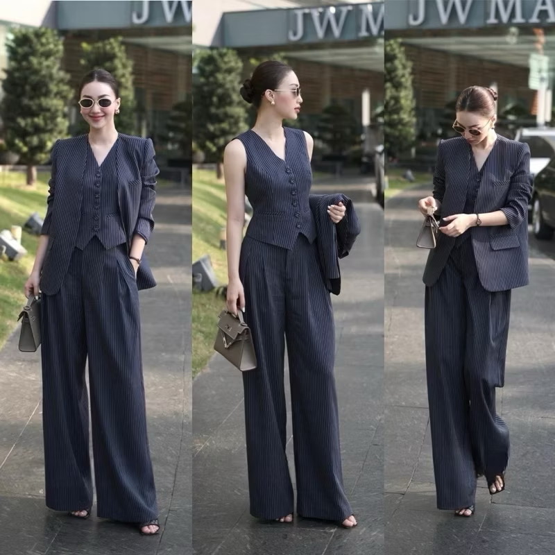 Set3ชิ้น สีกรมลายทาง เสื้อคลุมสูทแขนยาว(ไม่มีกระดุม) มีกระเป๋าใช้งานได้จริง มาพร้อมเสื้อแขนกุดตัวในมีกระดุมเรียงยาว ใส่แม๊ทช์คู่กันลงตัวมากๆ และมาคู่กางเกงขายาวทรงกระบอกทรงสวย มีตะขอซิปหน้าและมีกระเป๋า2ข้างเก๋ๆ เย็บซับในอย่างดี ใส่สบาย : สินค้าคุณภาพ (พร้