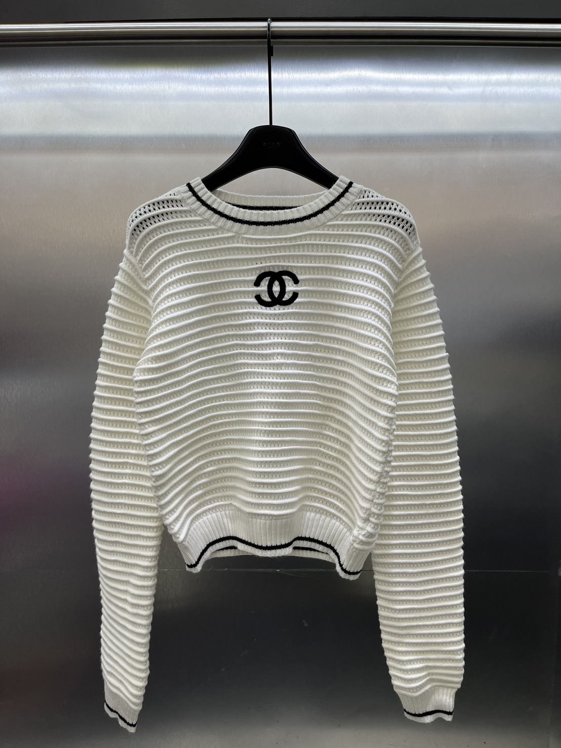 เสื้อสเวตเตอร์ผ้านิต ทอลายในตัว ผ้าสวยมาก ปักlogo สวยหรูดูไฮ งานไฮเอ็น ใส่สบาย : สินค้าคุณภาพ (พร้อมส่ง)