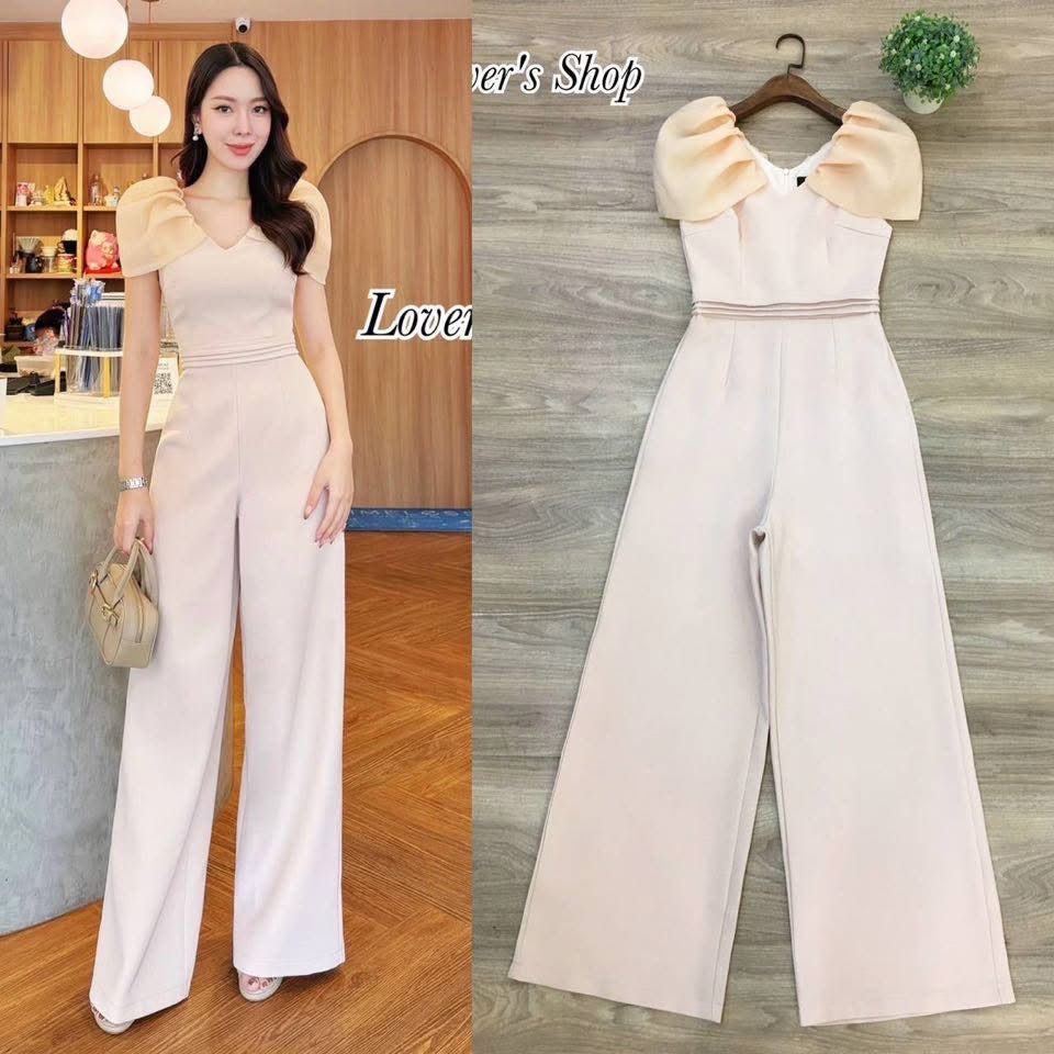 จั้มสูทกางเกงขายาว ดีเทลทรงแขนเจ้าหญิง คอวี ช่วงแขนเป็นผ้าไหมแก้วผ้าไม่คันนะคะ ขอบเอวตีเกล็ดมาให้ ใส่แล้วเข้ารูปเข้าทรงสวย กางเกงเป็นทรงขากระบอกกลาง งานซิบหลังใส่ง่าย ใส่สบาย : สินค้าคุณภาพ (พร้อมส่ง)