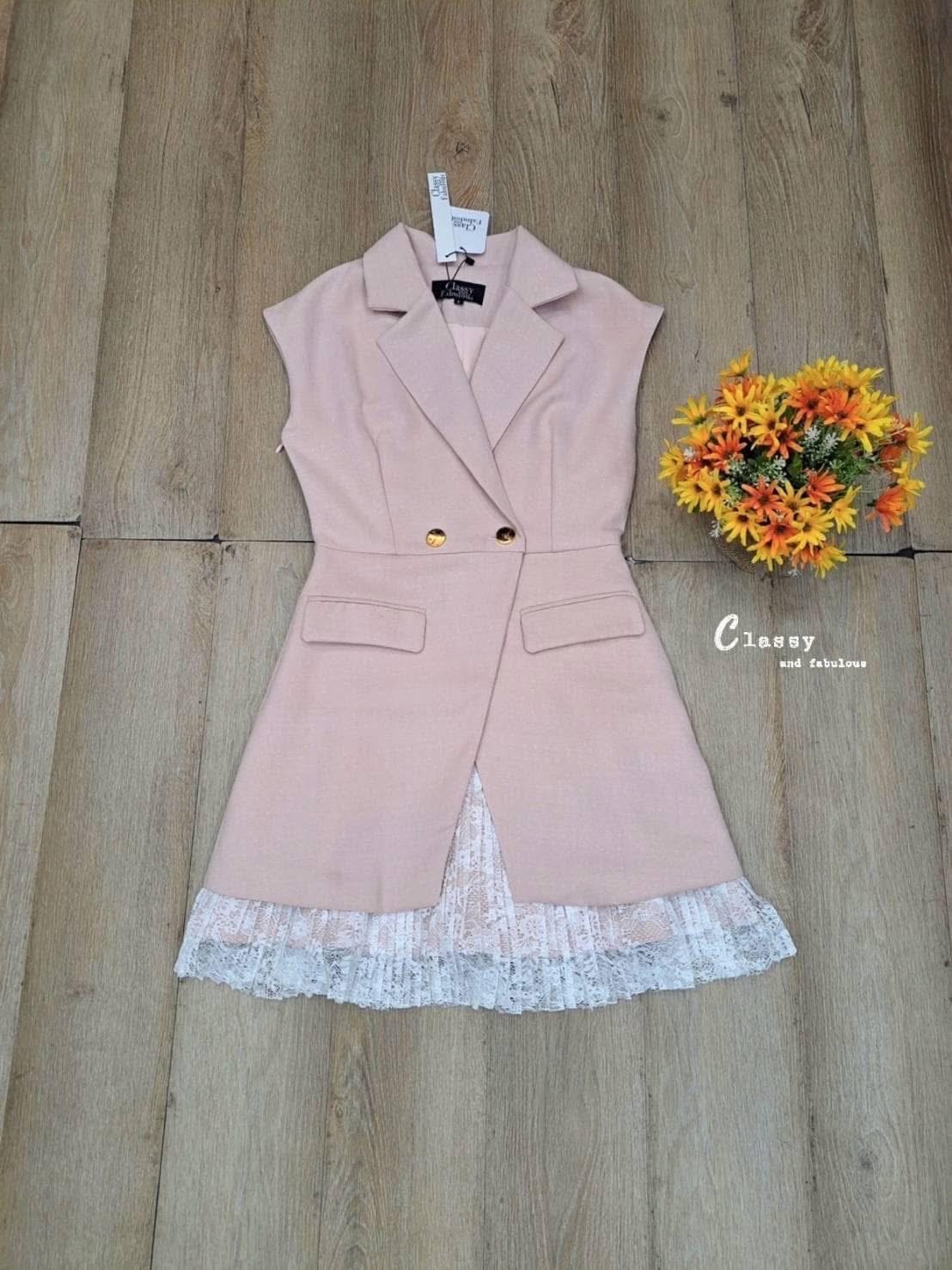 เดรสสูทกระโปรงสั้น คอปก แขนล้ำ กระดุมหน้า 2 เม็ดสีทอง เนื้อผ้ามี Texture ในตัว ชายกระโปรงตกแต่งด้วยผ้าลูกไม้อย่างดี ใส่สบาย : สินค้าคุณภาพ (พร้อมส่ง)