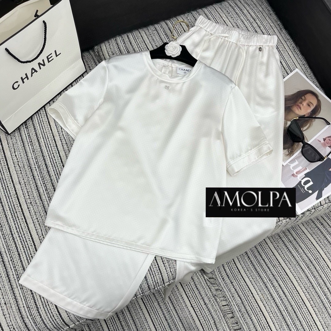 SET CC PAJAMAS SILK 2024SS ส๊วยยม๊ากกก ตัวเสื้อเป็นเสื้อแชนสั้น ติด LOGO มาพร้อมกางเกงสุดแสนน่ารักเข้ากันได้ดี๊ . สินค้าคุณภาพ (พร้อมส่ง)