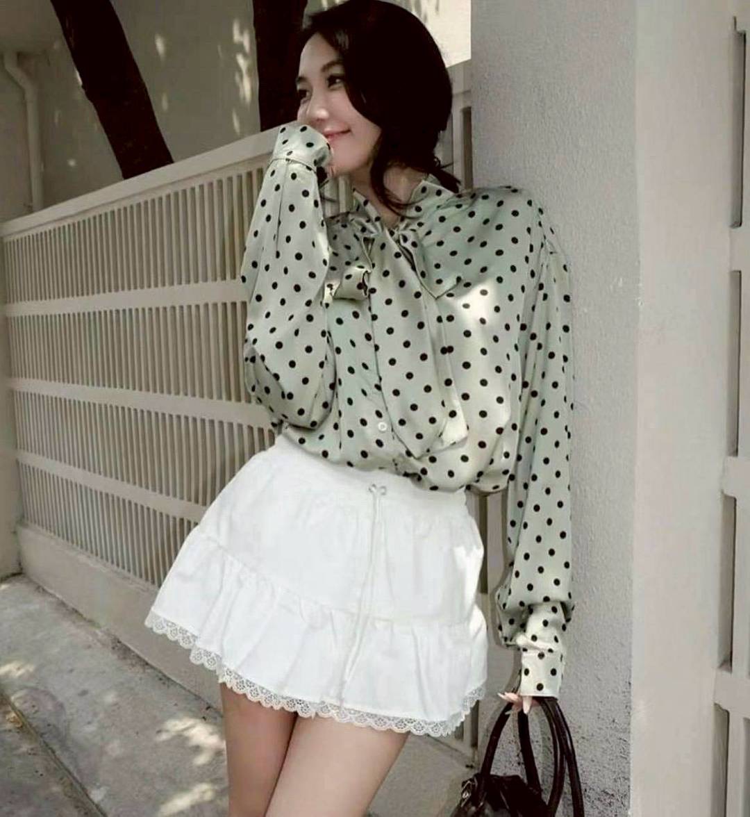 Set เสื้อทรงใส่สบายๆ ลายจุด สวยหวาน กระดุมหน้าแกะใช้งานได้จริง ด้านหน้าผูกปรับได้ **เนื้อผ้านุ่มสวมใส่สบาย +++มาพร้อม กระโปรงดีเทลเก๋ แมชกันได้อย่างลง ใส่สบาย : สินค้าคุณภาพ (พร้อมส่ง)