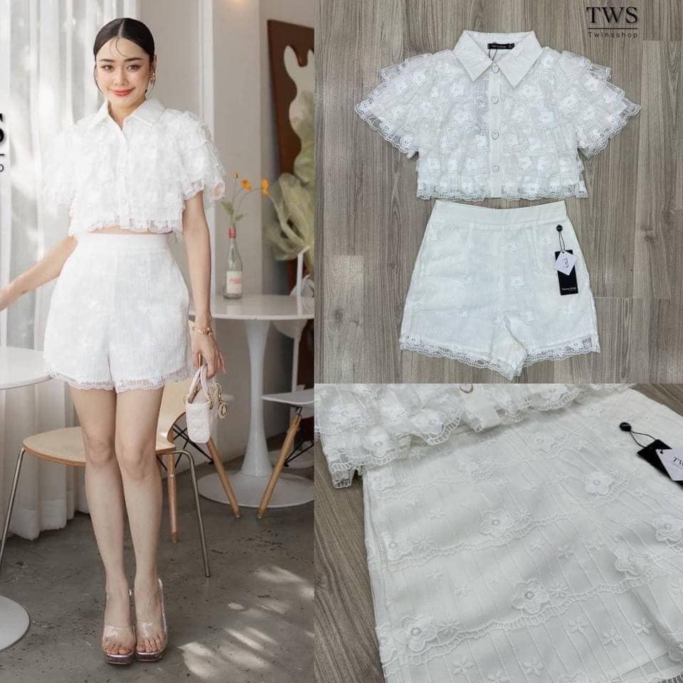 Set.เสื้อลูกไม้ระบายชั้นๆงานปักแน่นๆ ทรงครอปคอปกเกร๋มากๆค่าา แต่งกระดุมหัวใจ แมชมาพร้อมกางเกงขาสั้นลายเดียวกับเสื้อ สินค้าคุณภาพ (พร้อมส่ง)