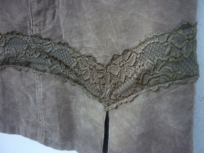 กระโปรงผ้าลูกฟูกแต่งลูกไม้จีบทวิช สวยน่ารักมาก 29-34-12