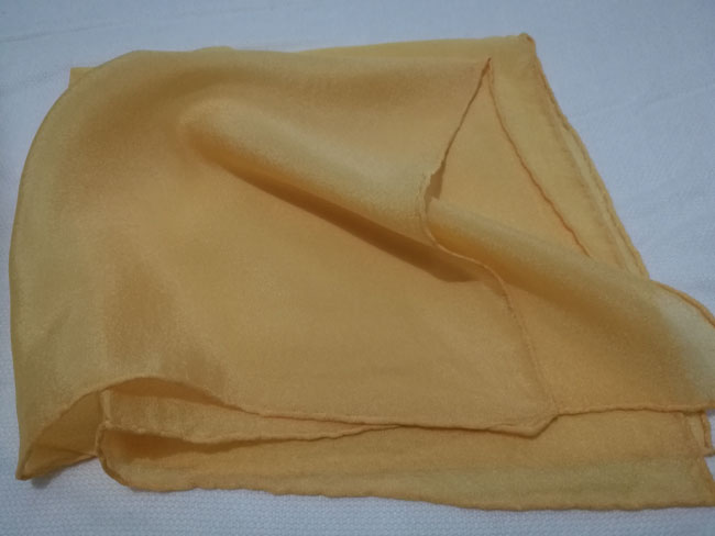 ผ้า 100% Silk สีเหลืองทอง สวยมาก ผืนย่อมๆ
