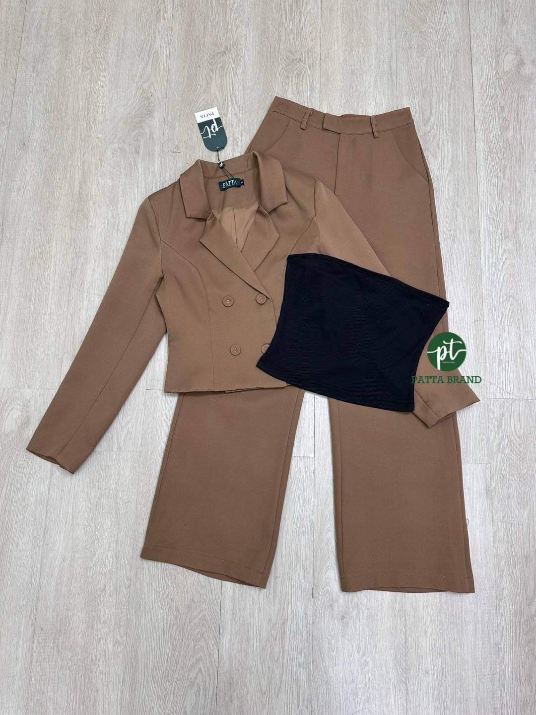 Set 3 ชิ้นสีน้ำตาลเสื้อสูทตัวสั้นแขนยาวคอปกกระดุมคู่ด้านหน้าใช้งานได้จริง ชายแขนแต่งกระดุมหลอก มาคู่กับเสื้อเกาะอกตัวในสีดำผ้าร่องยืดได้ มาพร้อมกับกางเกงขายาวทรงกระบอกเล็ก ใส่สบาย : สินค้าคุณภาพ (พร้อมส่ง)