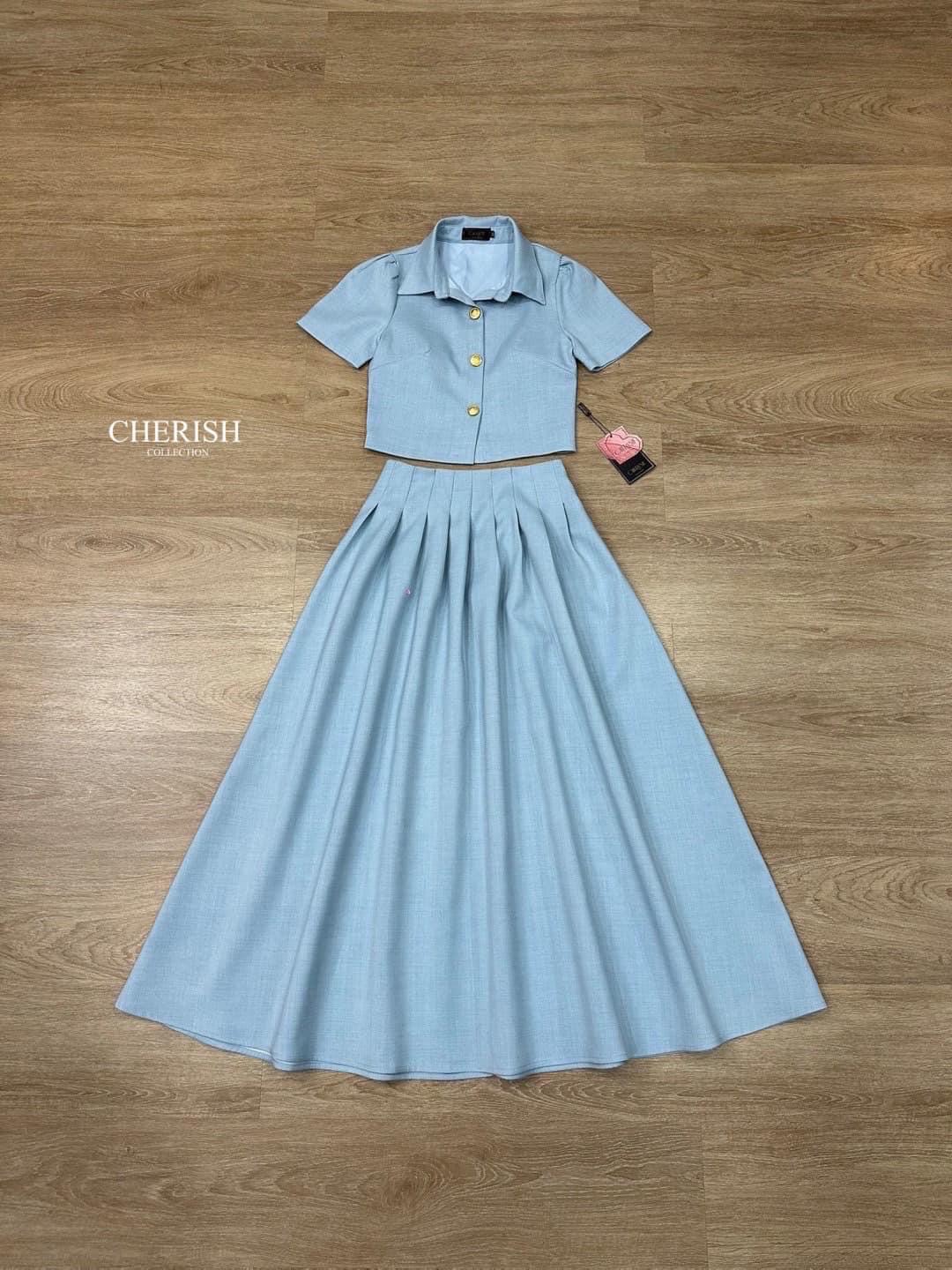 Set สุดน่ารัก ตัวเสื้อเป็นครอปตัวยาวคอปก ตกแต่งกระดุมทองมาพร้อมกระโปรงตัวยาวจับจีบใส่คู่กันแล้วน่ารักสุดๆไปเลยค่ะ ใส่สบาย : สินค้าคุณภาพ (พร้อมส่ง)