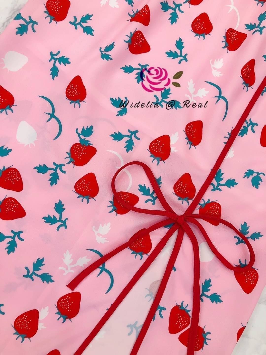 Dress เดรสกี่เพ้าตัวยาวแสนสวยช่วงแขน พองสลับสี ตัวเดรสกุ๊นขอบแดง ชายเดรสผ่าข้าง ใส่สบาย สินค้าคุณภาพ (พร้อมส่ง)