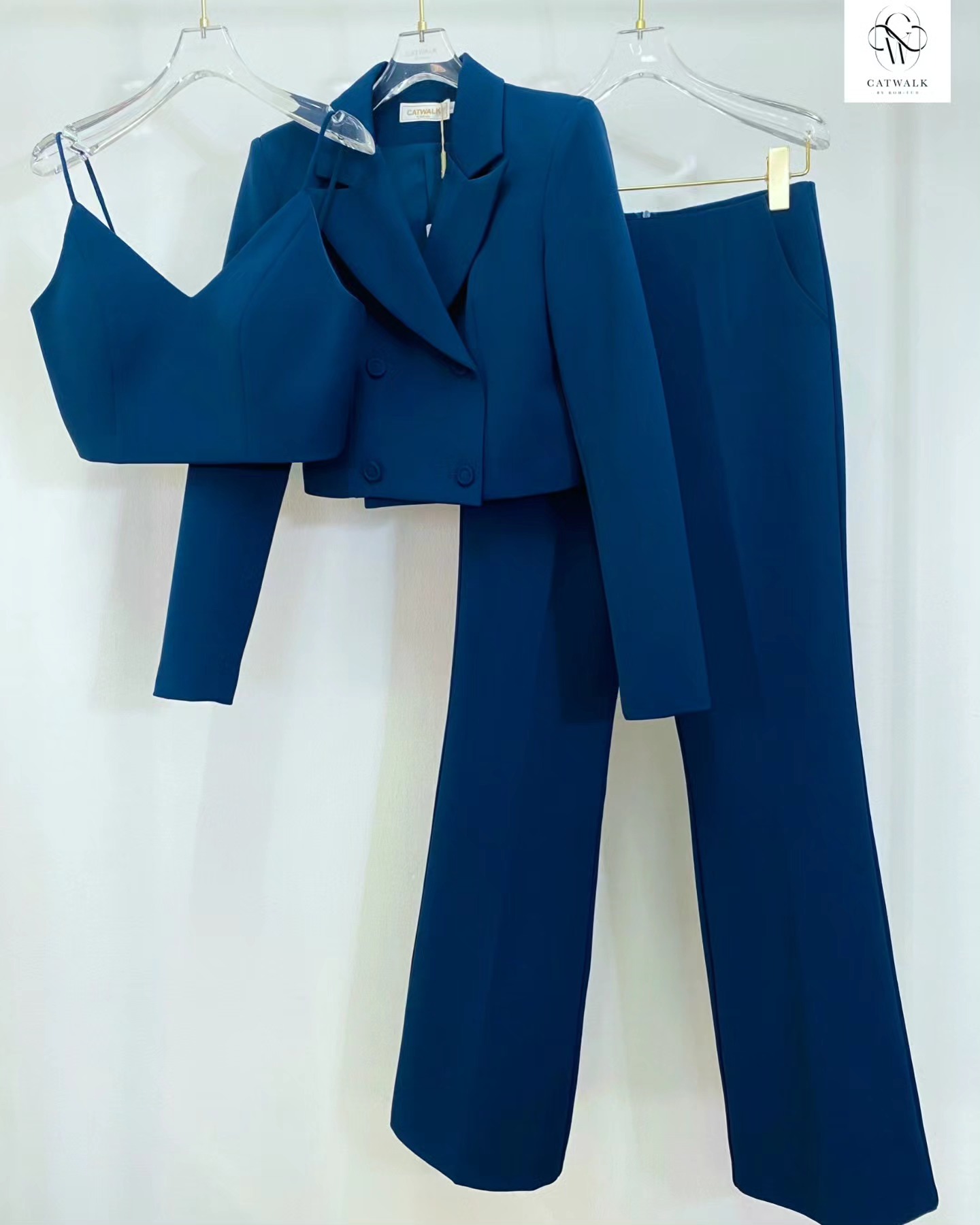 เซต Blazer ตัวสั้น 3 ชิ้น ตัว Blazer เป็นทรงครึ่งตัว เข้ารูป ด้านหน้าป้ายกัน สีโทนเดียวกับตัวชุด มีเสื้อ ครอปสายเดียวตัวใน มาคู่กับ กาง้กงเอวสูงทรงขาม้า ใส่สบาย สินค้าคุณภาพ (พร้อมส่ง)