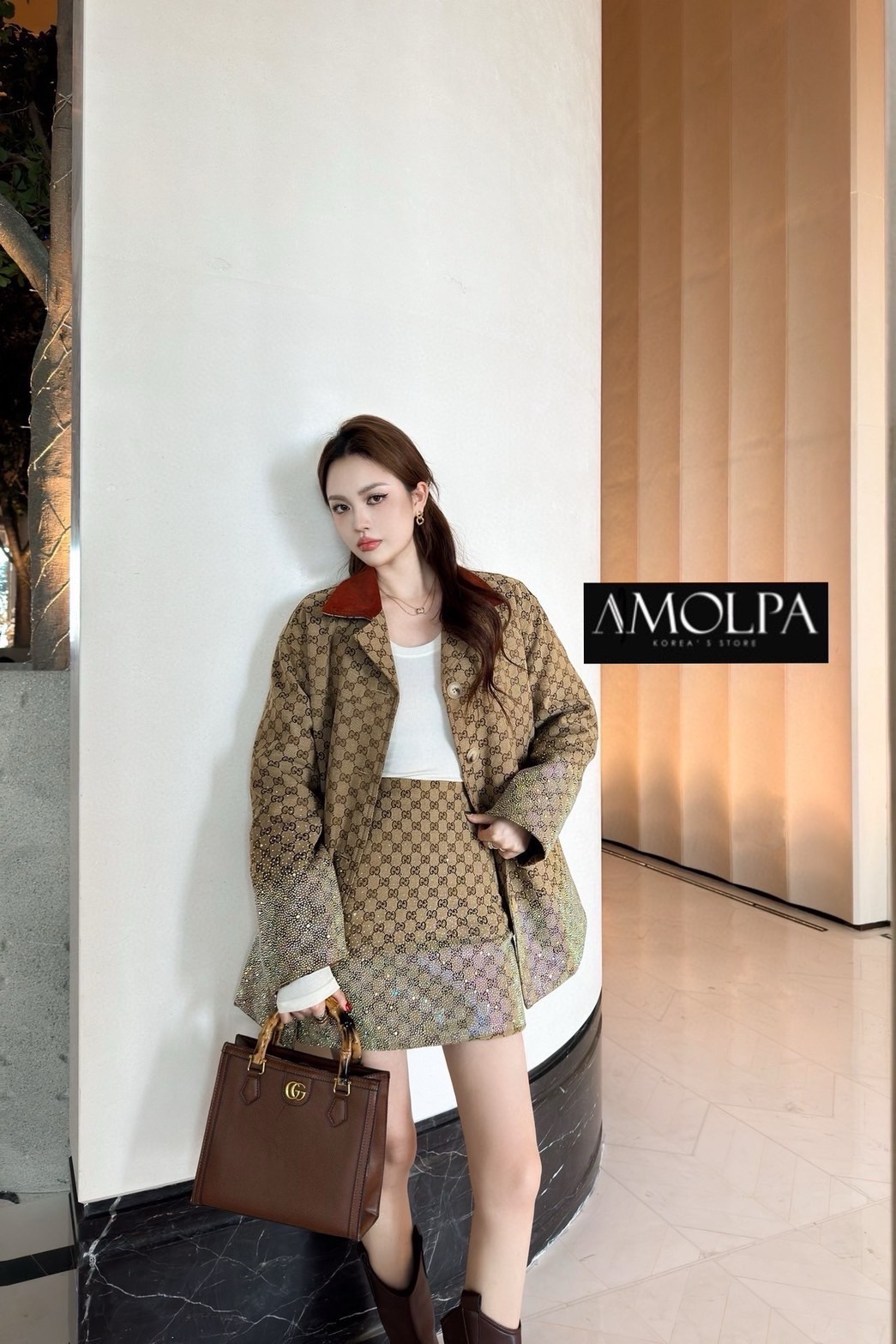 BLAZER GG งาน hiend ผ้าทอ คอลเลคชั่นใหม่ 2025SS ตัวเสื้อเป็น สูท GUCCI ผ้าทอ เนื้อผ้ามี TEXTURE อย่างดี ด้านในมีซับในทั้งตัว พรีเมียมมมมสุดๆค่ะ ใส่สบาย : สินค้าคุณภาพ (พร้อมส่ง)