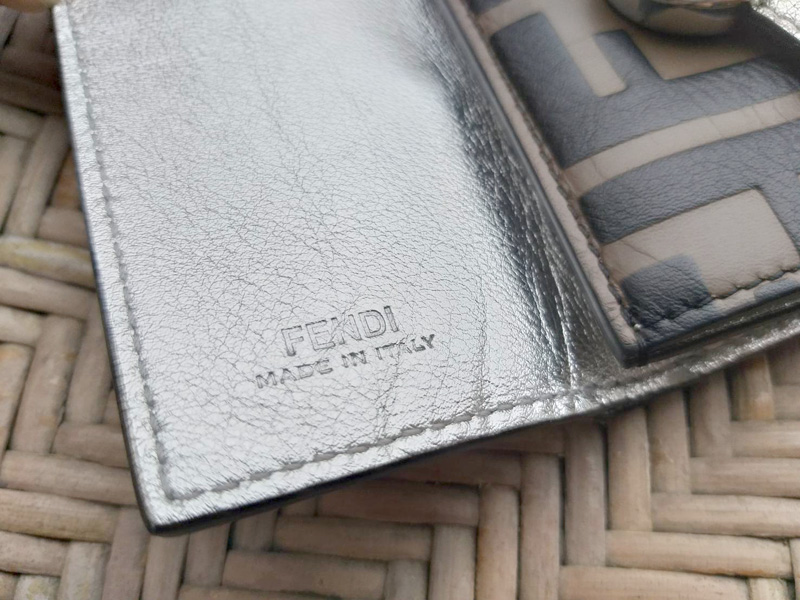 กระเป๋าสตางค์ FENDI MICRO F IS FENDI TRIFOLD WALLET