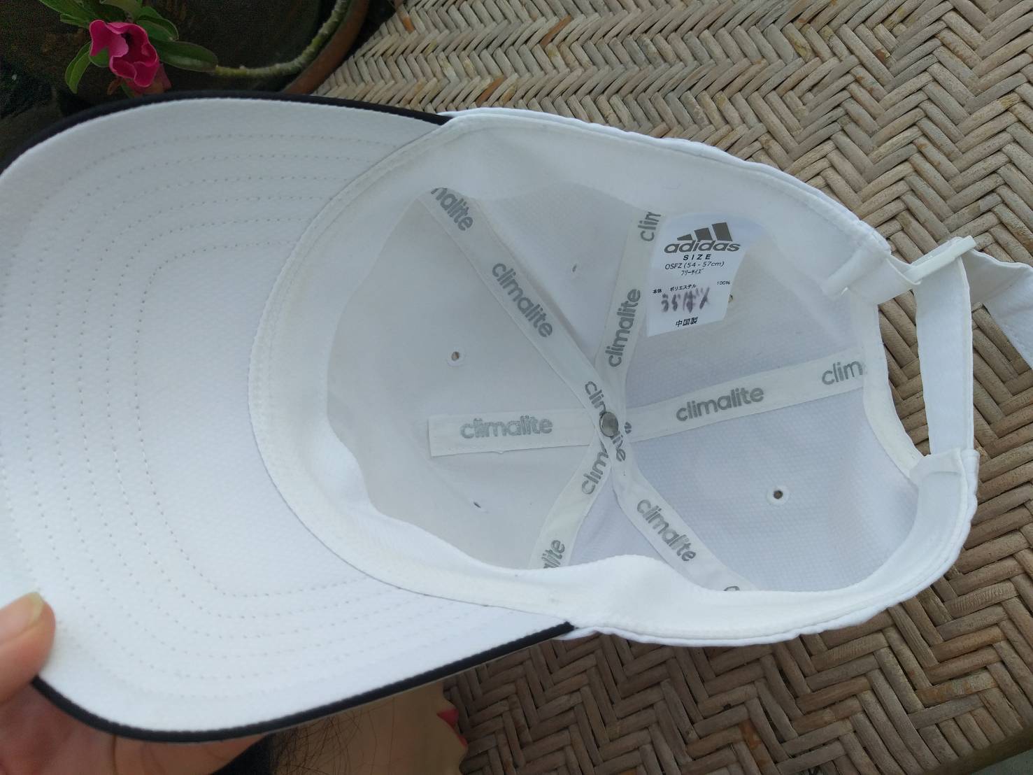 หมวกแก๊ป adidas สีขาว