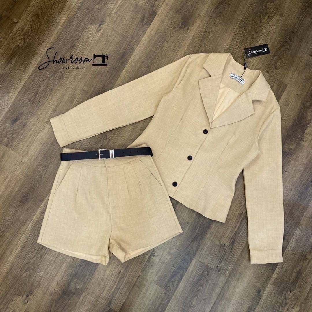 ชุดเซ็ท คือผ้าดีมาก บุซับ อัดกาว เสื้อ+กก ขาสั้น +เข็มขัด ทรงสวย ไม่รั้งเป้าเลยตัดมาดีมาก ใส่สบาย : สินค้าคุณภาพ (พร้อมส่ง)