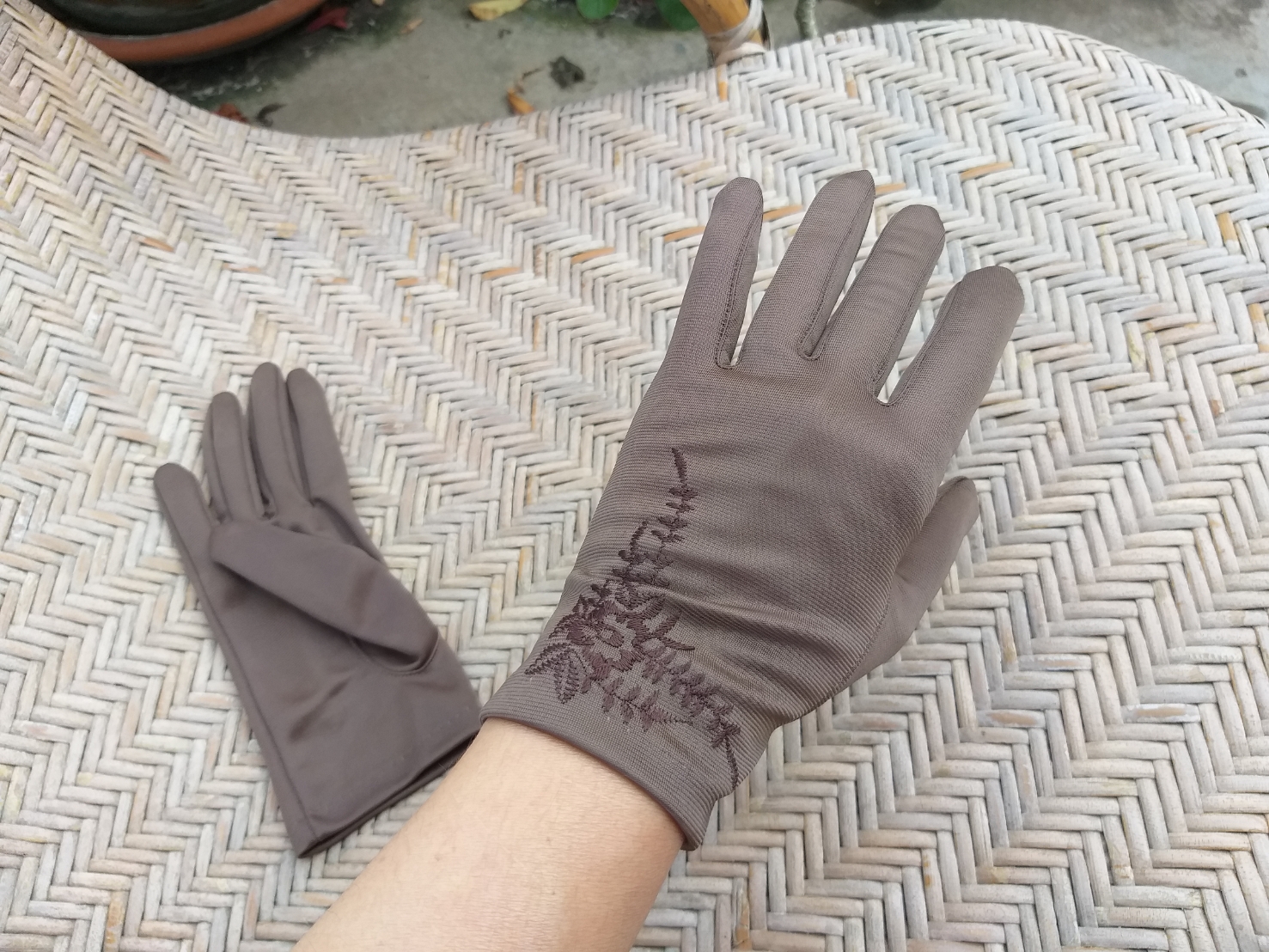 ถุงมือผ้าปักลายสวยมาก สีน้ำตาล ไซส์ S (ของใหม่)