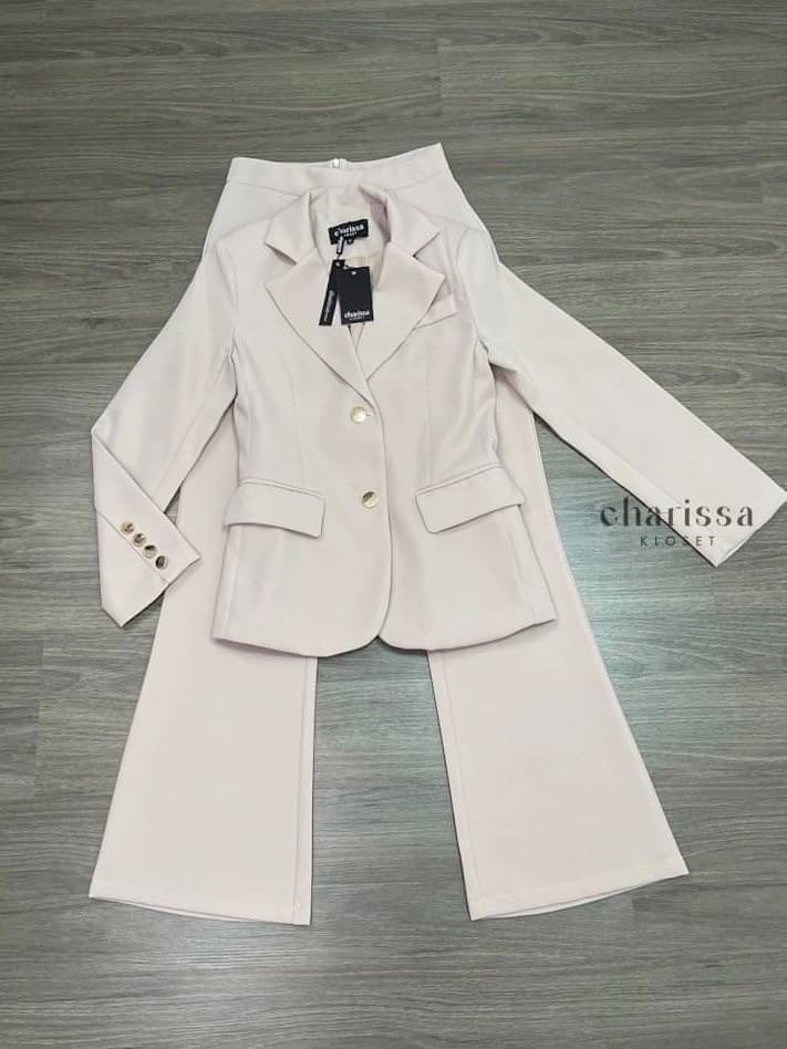 set suit เสื้อ+กางเกง ตัวเสื้อแต่ฃกระดุมทอง 2 เม็ดติดได้จริง กระเป๋าจริง มีซับในทั้งตัวค่ ะ ปลายแขนเสื้อแต่งกระดุม มาพร้อมกับกางเกงขาบานปลายเล็กน้อยทรงflare ซิปหลัง สินค้าคุณภาพ (พร้อมส่ง)