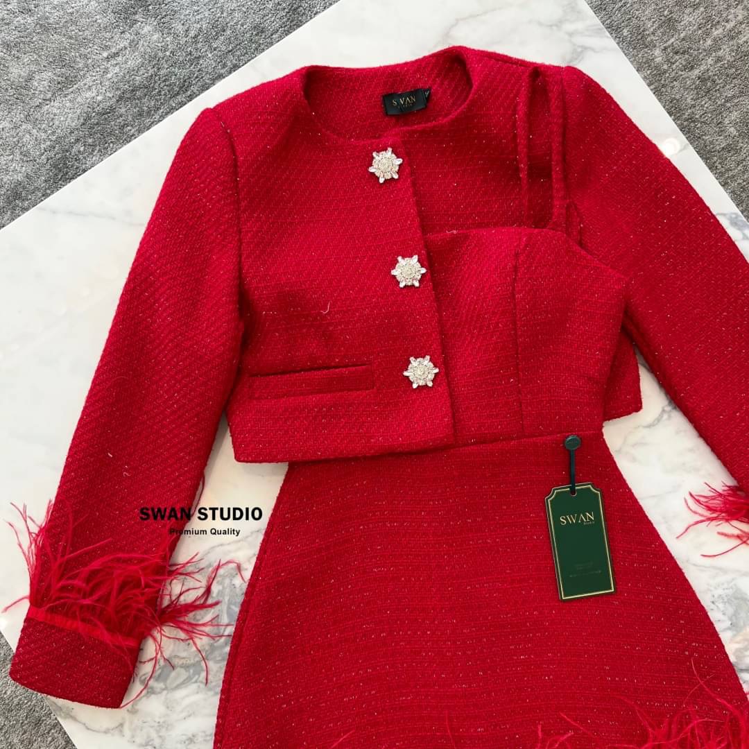 เซทเสื้อคลุมแขนยาวผ้าทวิตสีแดง แต่งกระดุมเพชรดอกไม้ ปลายแขนแต่งขนนก + มินิเดรสเกาะอก แต่งปลายเดรสด้วยขนนก ใส่สบาย : สินค้าคุณภาพ (พร้อมส่ง)