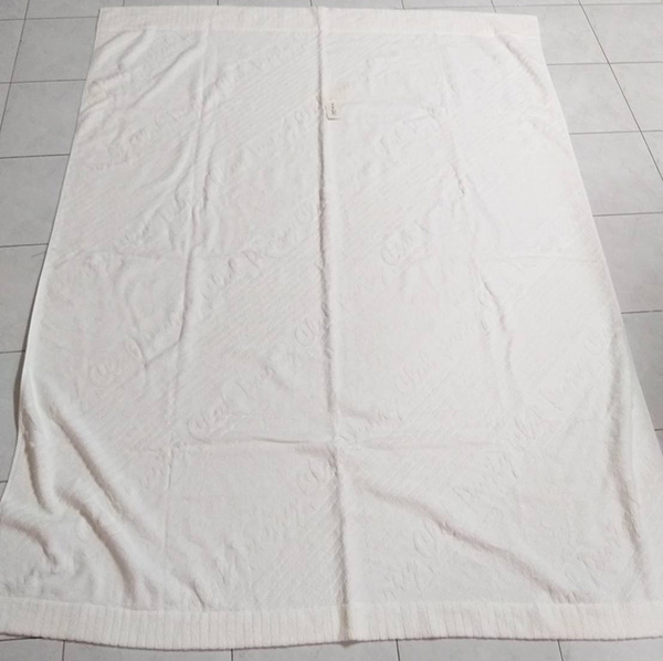 ผ้าห่มผืนใหญ่ Durty Club ราคาป้าย 4400 บาท (ของใหม่)