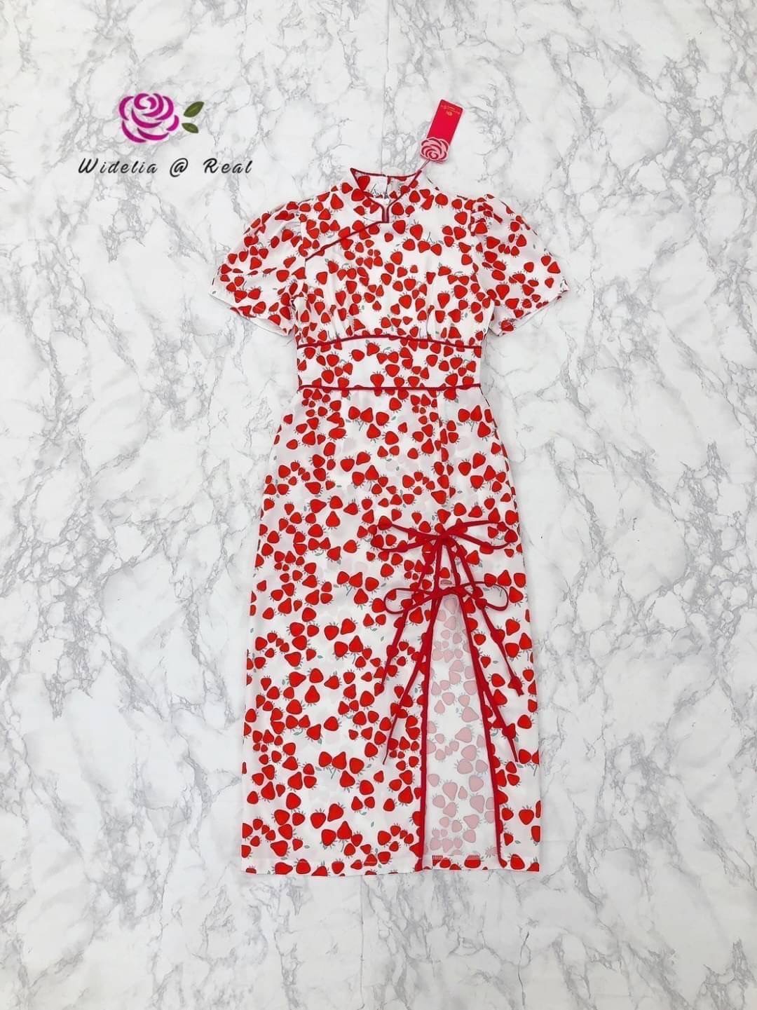 Dress เดรสกี่เพ้าแสนสวย ตัวเดรสแขนสั้น กุ๊นขอบแดงอย่างดี ชายเดรสผ่าข้างพร้อมผูกโบว์ ใส่สบาย สินค้าคุณภาพ (พร้อมส่ง)