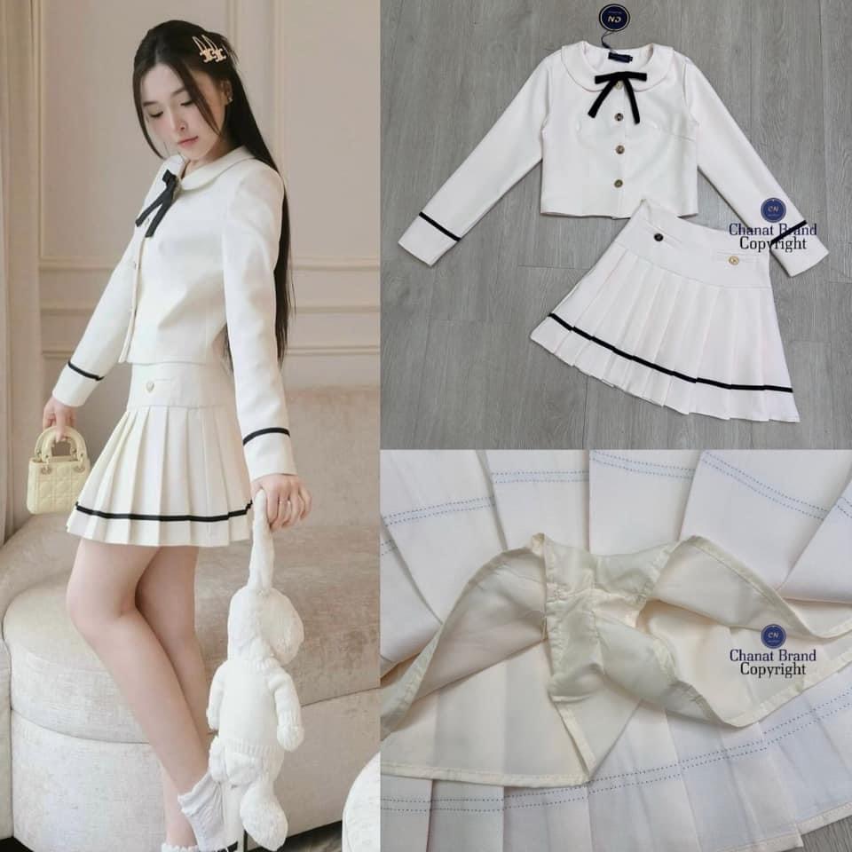 Set 2 ชิ้นครีมอมชมพูอ่อน เสื้อคอบัวแขนยาวแต่งแถบสีดำตรงชายแขน ตรงปกเสื้อแต่งเข็มกลัดโบว์เล็ก ๆ +กระโปรงสั้น ใส่สบาย สินค้าคุณภาพ (พร้อมส่ง)