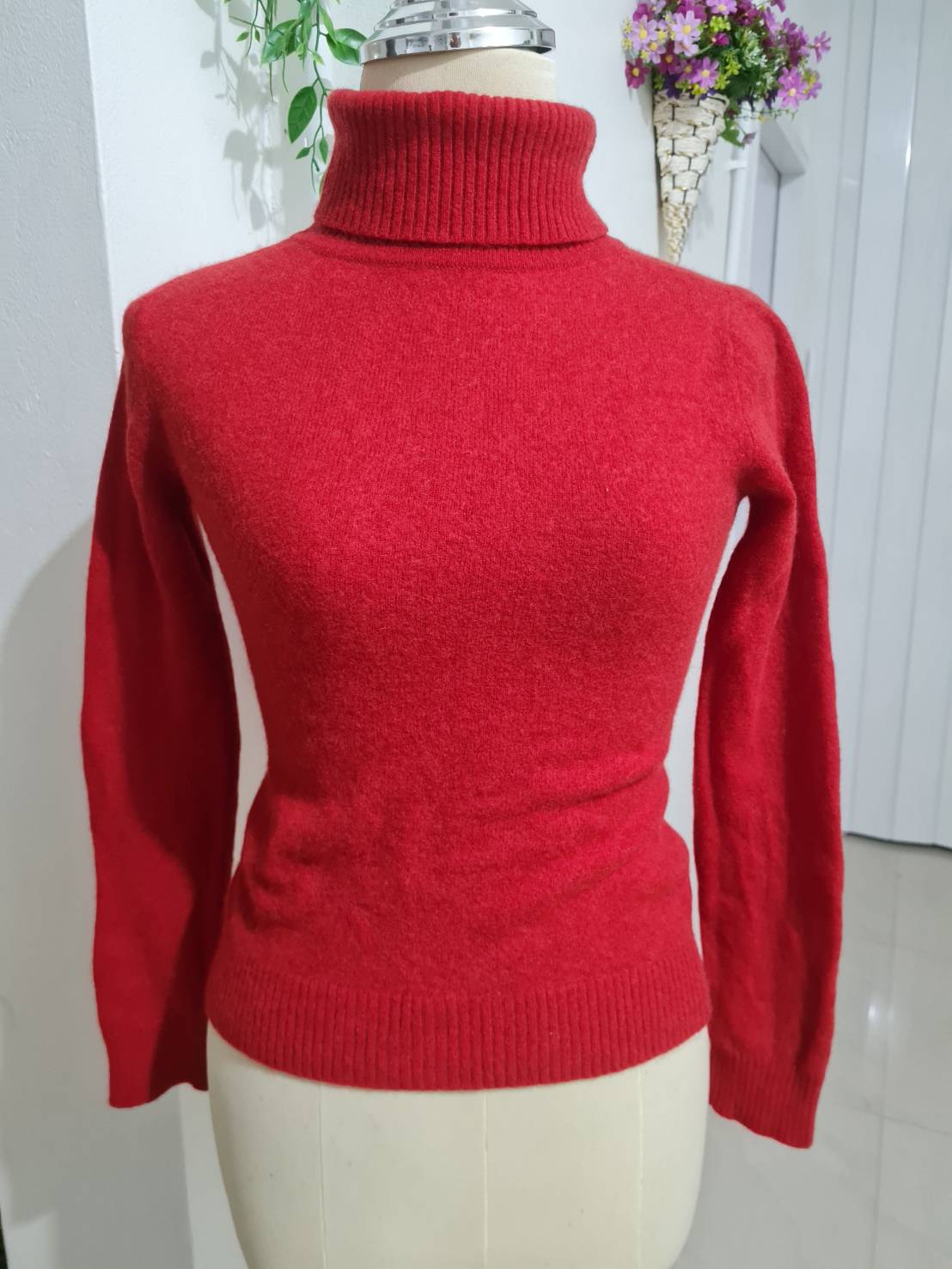 เสื้อไหมพรม cashmere สีแดงสดๆ สวยมาก