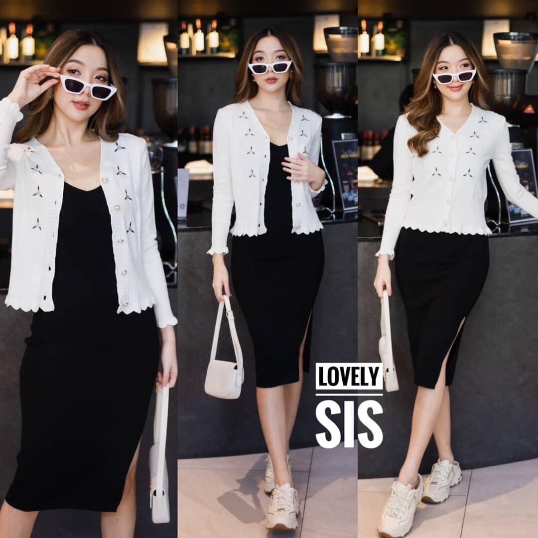 Set 2 pcs งานเสื้อคลุมสีขาว ผ้าknit ปักลายดอกไม้แต่งกระดุมมุก มาพร้อมเดรสสายเดี่ยวผ้าไหมพรม แต่งผ่าข้างงานน่ารักมากค่า : สินค้าคุณภาพ (พร้อมส่ง)