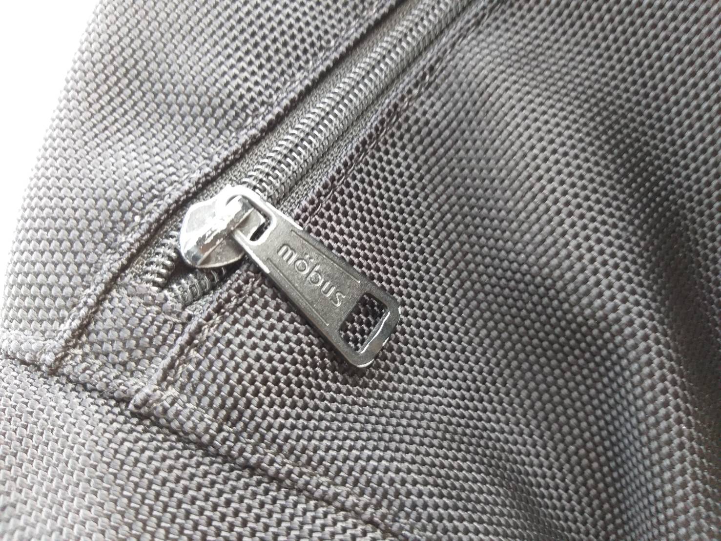 กระเป๋าเป้ mobus มีช่องใส่โน๊ตบุ๊ค ใบใหญ่ค่ะ