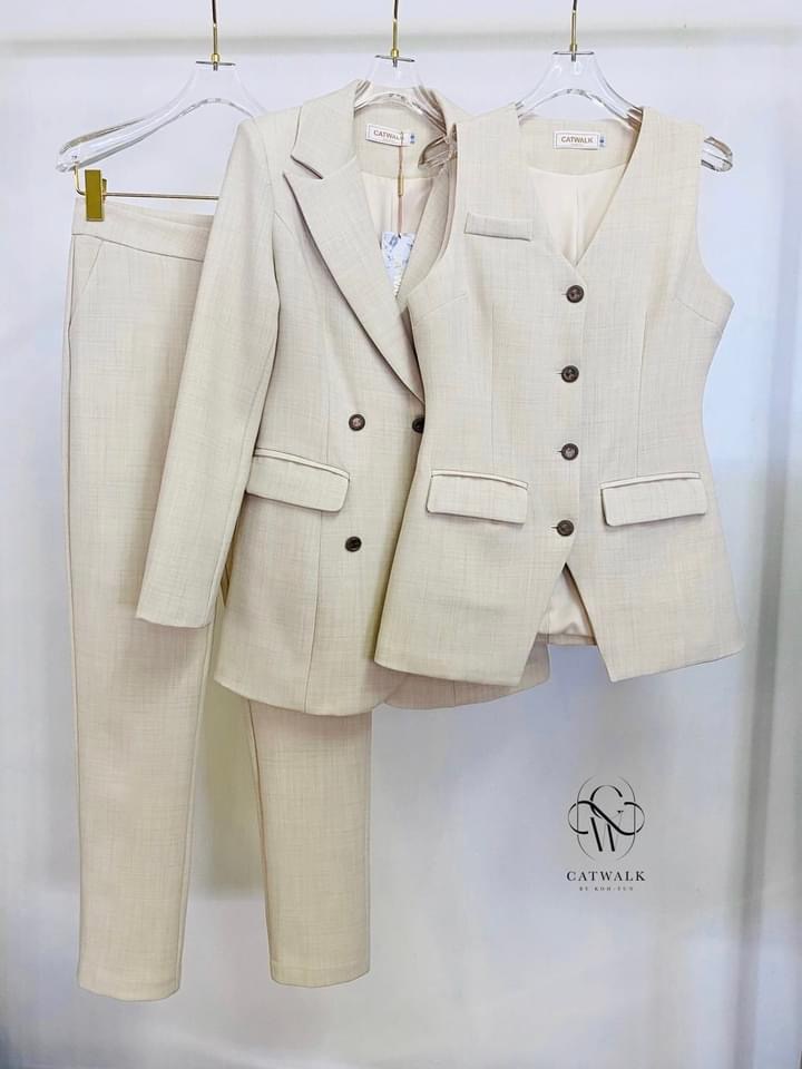 เซตBLAZER3ชิ้น ตัว BLAZER เป็นทรงเข้ารูป +เสื้อกั๊กครอปแขนกุด ทรงเข้ารูปคอวีใส่ไว้ด้านใน+กางเกงทรงขากระบอกเล็ก งานผ้าเกรดเอ เนื้อผ้ามีลายทอในตัว ใส่สบาย สินค้าคุณภาพ (พร้อมส่ง)