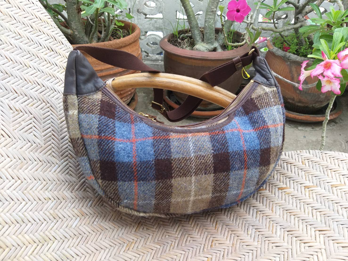 กระเป๋าสะพายผ้าขนสัตว์ HARRIS TWEED (ของใหม่)