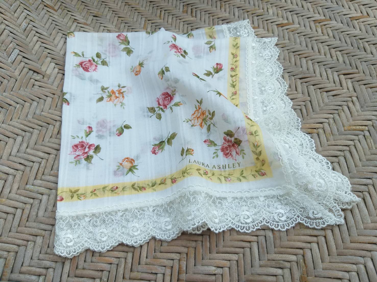 ผ้าเช็ดหน้า LAURA ASHLEY ผ้าดีมาก ขอบลูกไม้