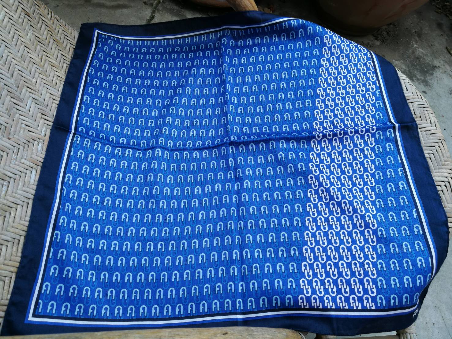 ผ้าผูกคอ Silk FURLA (ของใหม่)