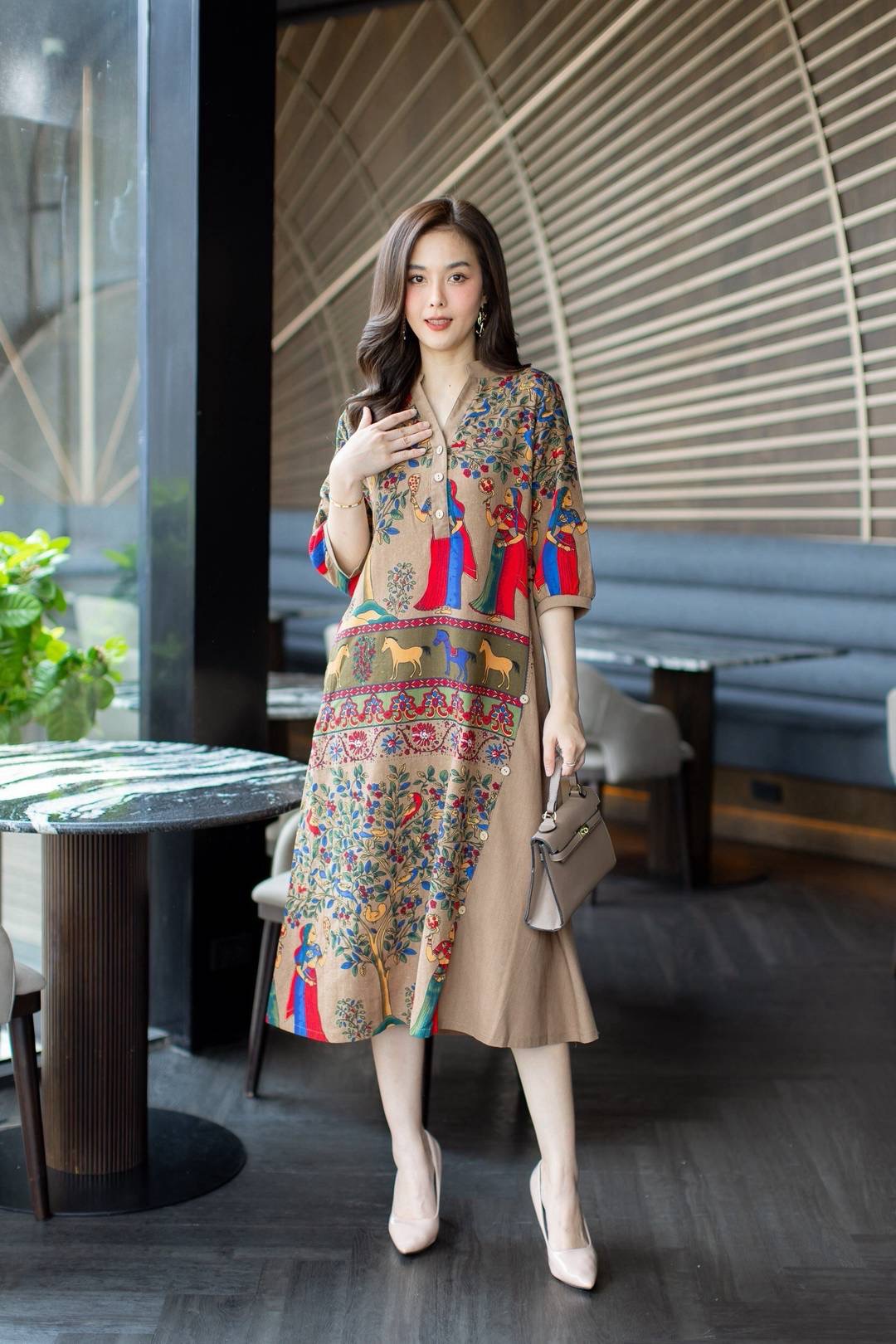 เดรสเชิ้ตผ้าฝ้ายลินินเกาหลี ตัดต่อแถบสีพื้น พิมพ์ลวดลายการเล่าเรื่องสไตส์อียิปต์กราฟฟิก ตัดด้วยสีผ้าพื้นได้อย่างสวยงาม ใส่สบาย : สินค้าคุณภาพ (พร้อมส่ง)