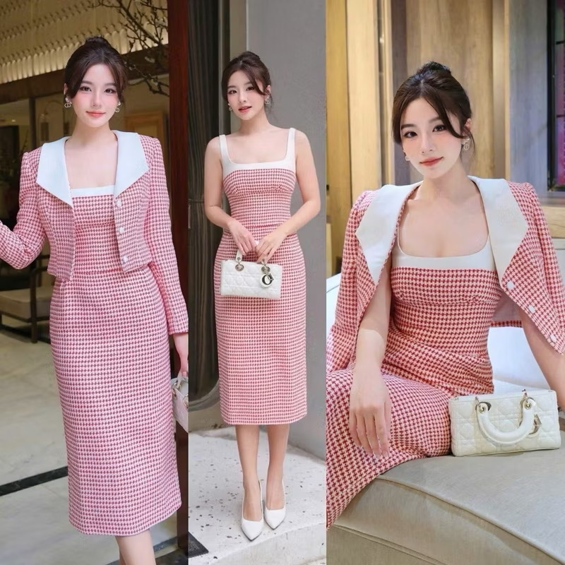 เซต2ชิ้น สีแดงผ้าทอทวีตตารางผสมดิ้นทอง เดรสยาวแขนกุด กู๊นสายขาว แต่งผ่าหลัง ทรงเข้ารูปสวย (อกเสริมฟองน้ำ มีซิปหลัง) มาพร้อมกับเสื้อคลุมแขนยาวตัวสั้นเนื้อผ้าเดียวกัน ใส่สบาย : สินค้าคุณภาพ (พร้อมส่ง)