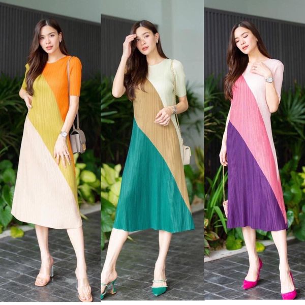 ชุดนี้แพตเทิร์น คอกลมแขนสั้น กระโปรงด้านหน้า ป้ายเฉลียงลง ตัดลายผ้าไล่เฉด 3 โทนสี😘 สวยแพง หรูหรา โดดเด่น สินค้าคุณภาพ (พร้อมส่ง)