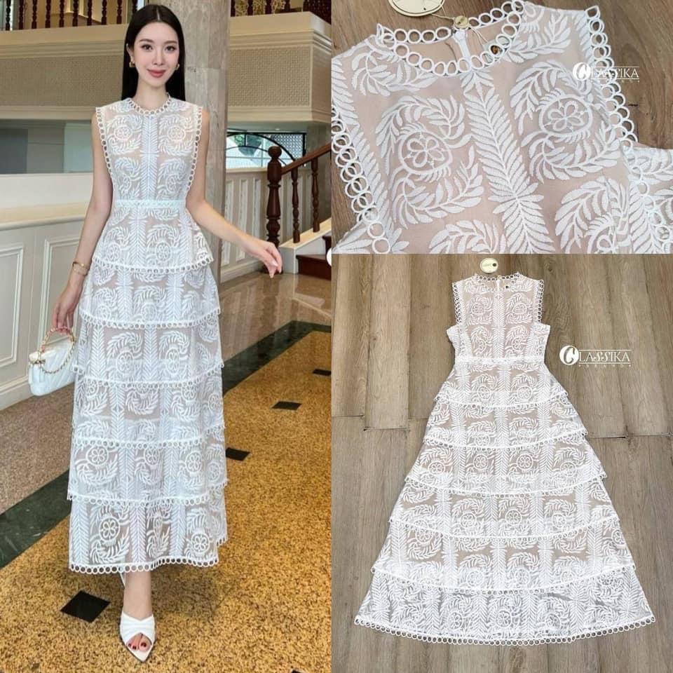 ชุดเดรสกระโปรงยาว แขนกุด ผ้าลูกไม้ ซีทรูมีลวดลาย แต่งฉลุ ช่วงกระโปรงไล่ระดับเป็น ชั้น ๆ มีฟองน้ำและซับในสีเนื้อตัดกันอย่างสวย ใส่สบาย : สินค้าคุณภาพ (พร้อมส่ง)