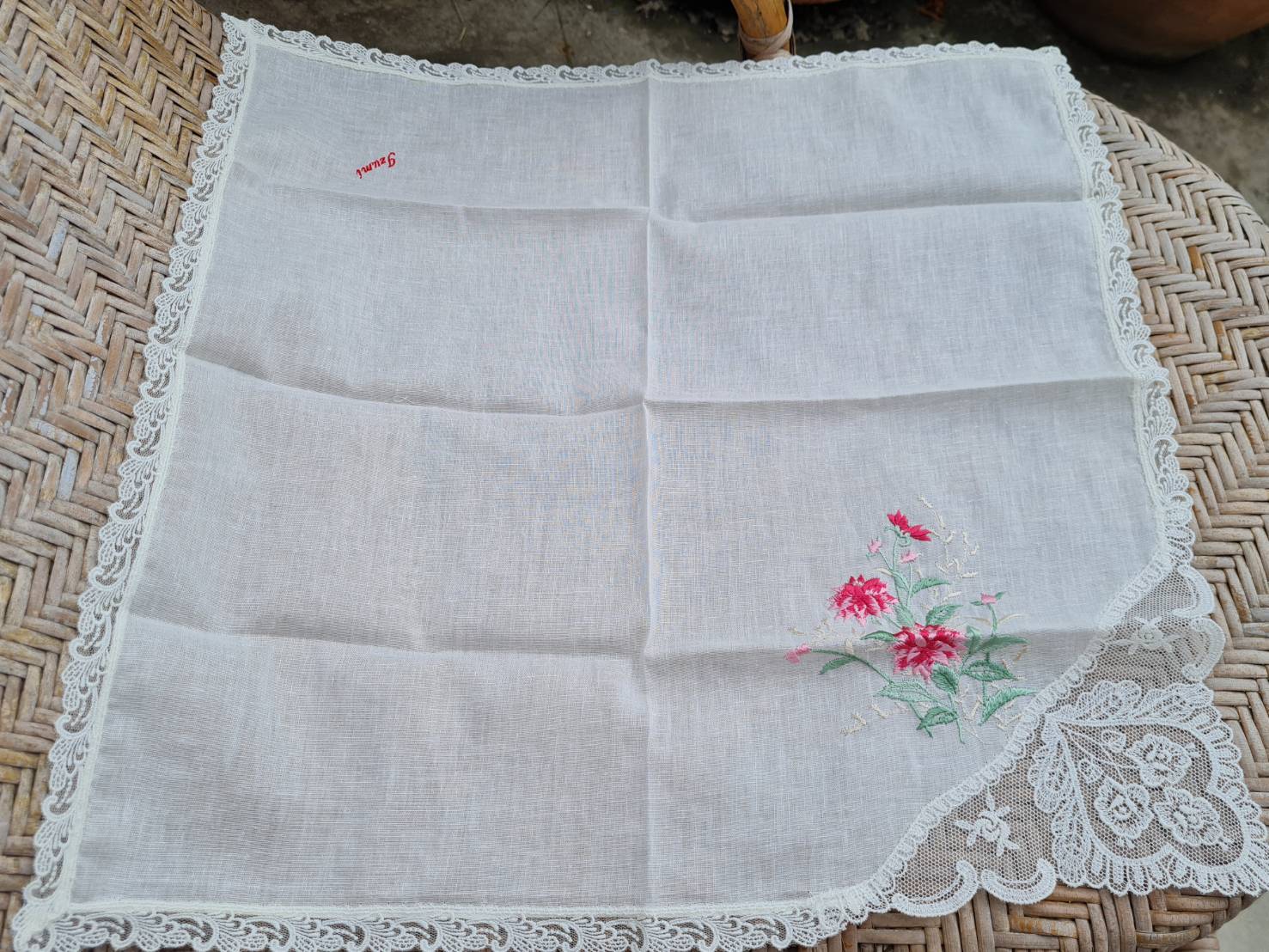 ผ้าเช็ดหน้าลูกไม้โปร่ง ปักดอกไม้ ผ้าคอตตอลลินิน