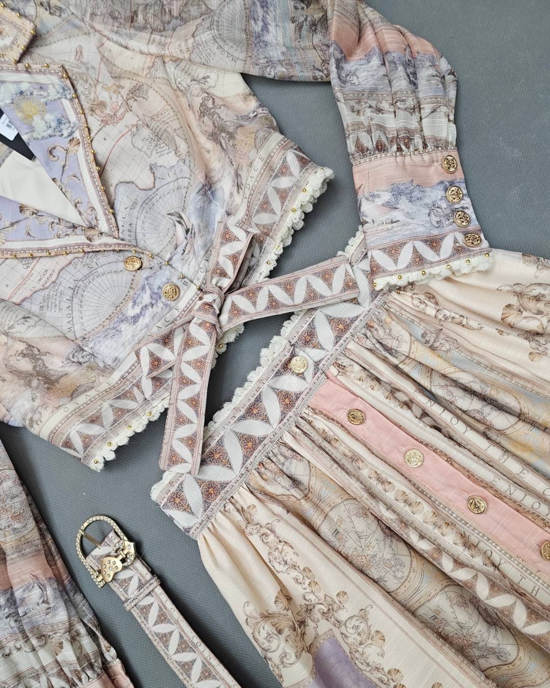 เซ็ตเสื้อเชิ้ตคร็อปเอว คอปกแขนยาวปลายแขนพอง จับคู่กับกระโปรงยาวผ่าหน้า แต่งลูแไม่ สินค้าคุณภาพ (พร้อมส่ง)