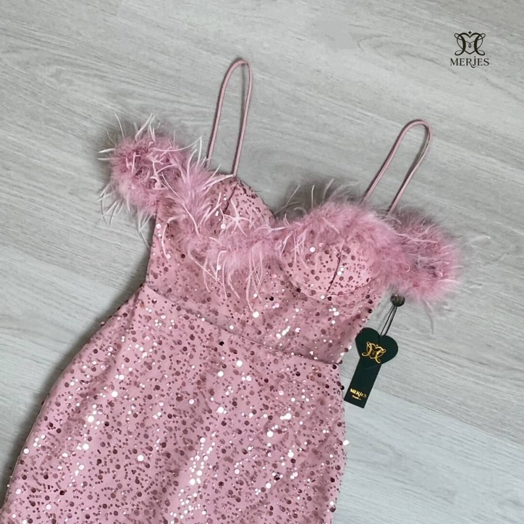 มินิเดรสสายเดี่ยวทรงเกาะอกแต่งขนนกแขนดีเทลปาดไหล่ดีไฮโซแอบเซ็กซี่เก๋ๆช่วงตัวแต่งซีทรูแบบไม่โป๊มากเดรสทรงเข้ารูปงานผ้าแต่งวิ้งในตัวสวยเก๋ผ้าไม่คันนะคะงานมีซับในและซิปหลัง ใส่สบาย : สินค้าคุณภาพ (พร้อมส่ง)