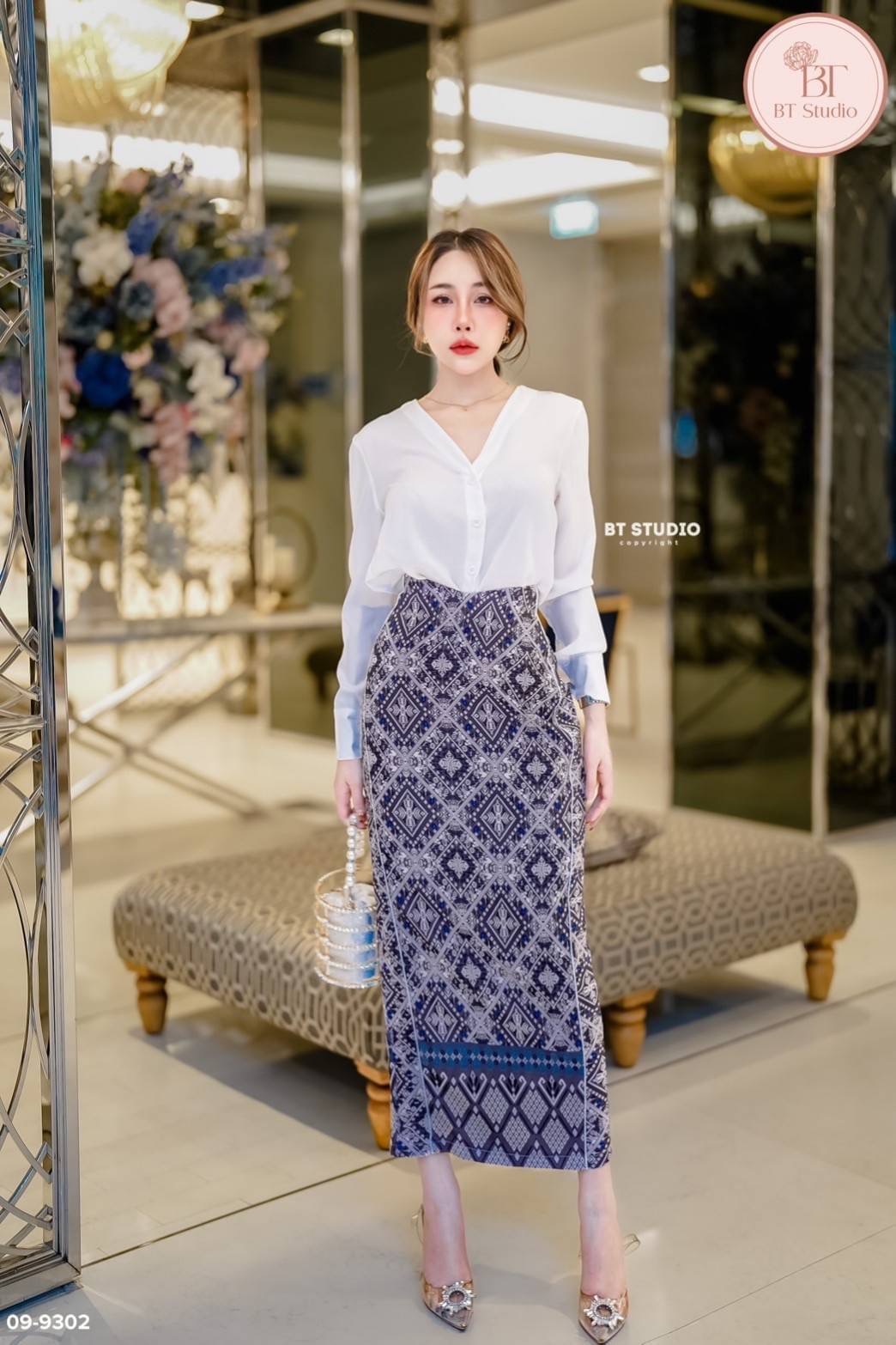 เซท 2 ชิ้น เสื้อเชิ้ตสีขาวแขนยาวคอวีกระดุมหน้า แมทซ์กับกระโปรงลายผ้าไทยประยุกต์ยาวผ่าหลัง แต่งกุ้นเส้นแทบสองข้าง งานสวยเนื้อผ้าดี สินค้าคุณภาพ (พร้อมส่ง)