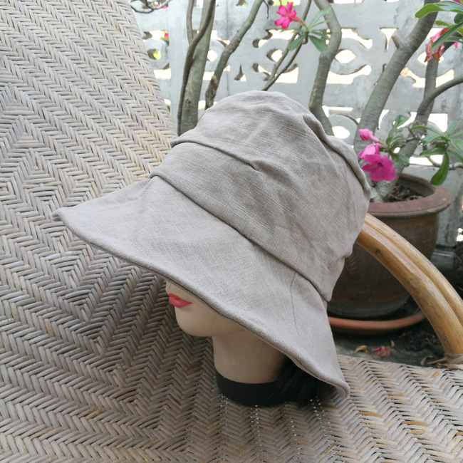 หมวกปีกกว้าง คุณนายค่ะใบนี้ ติดโบว์หวานๆ