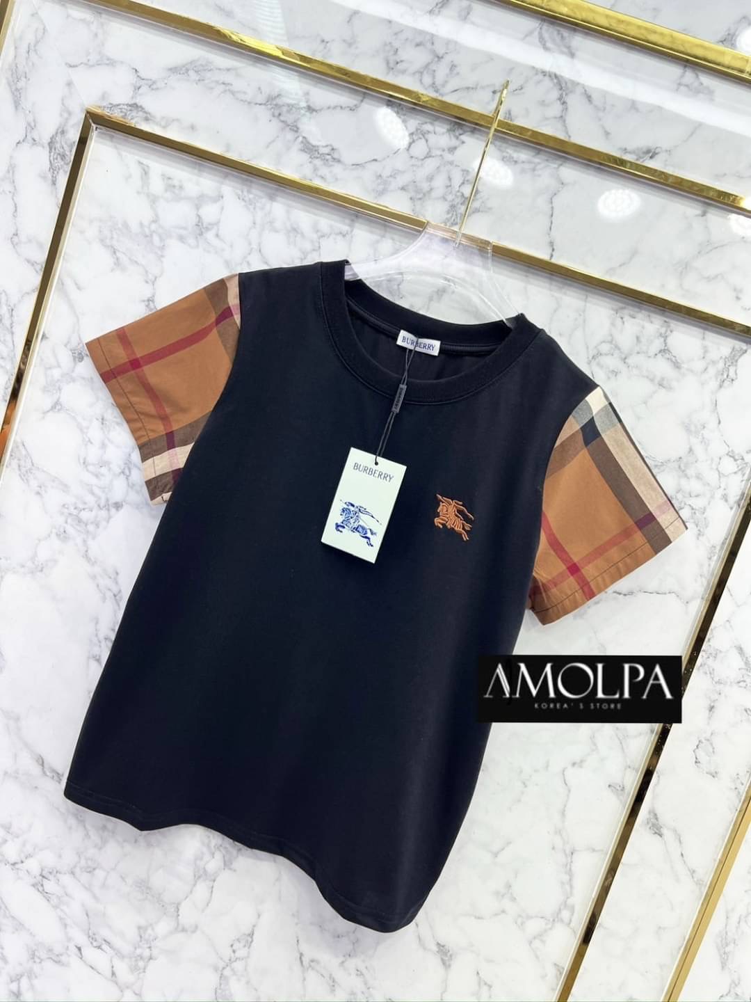 เสื้อยืด BB ปักLOGO หน้าอก แต่งลายBBช่วงแขน สวยเด่น ลายใหม่ชนช๊อปป สวยม๊ากกกกก เนื้อผ้าดีมากๆค่ะ ผ้าเย็นๆ ใส่สบาย : สินค้าคุณภาพ (พร้อมส่ง)