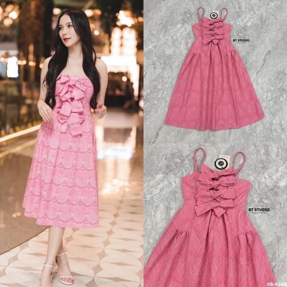เดรสลูกไม้สายเดี่ยวคลุมเข่า ตรงกลางอกแต่งโบว์เรียงกัน 5 ชั้น งานลูกไม้สีขาวตัดผ้าลายสีชมพูทั้งชุด ช่วงกระโปรงแต่งจับจีบบาน ใส่สบาย : สินค้าคุณภาพ (พร้อมส่ง)