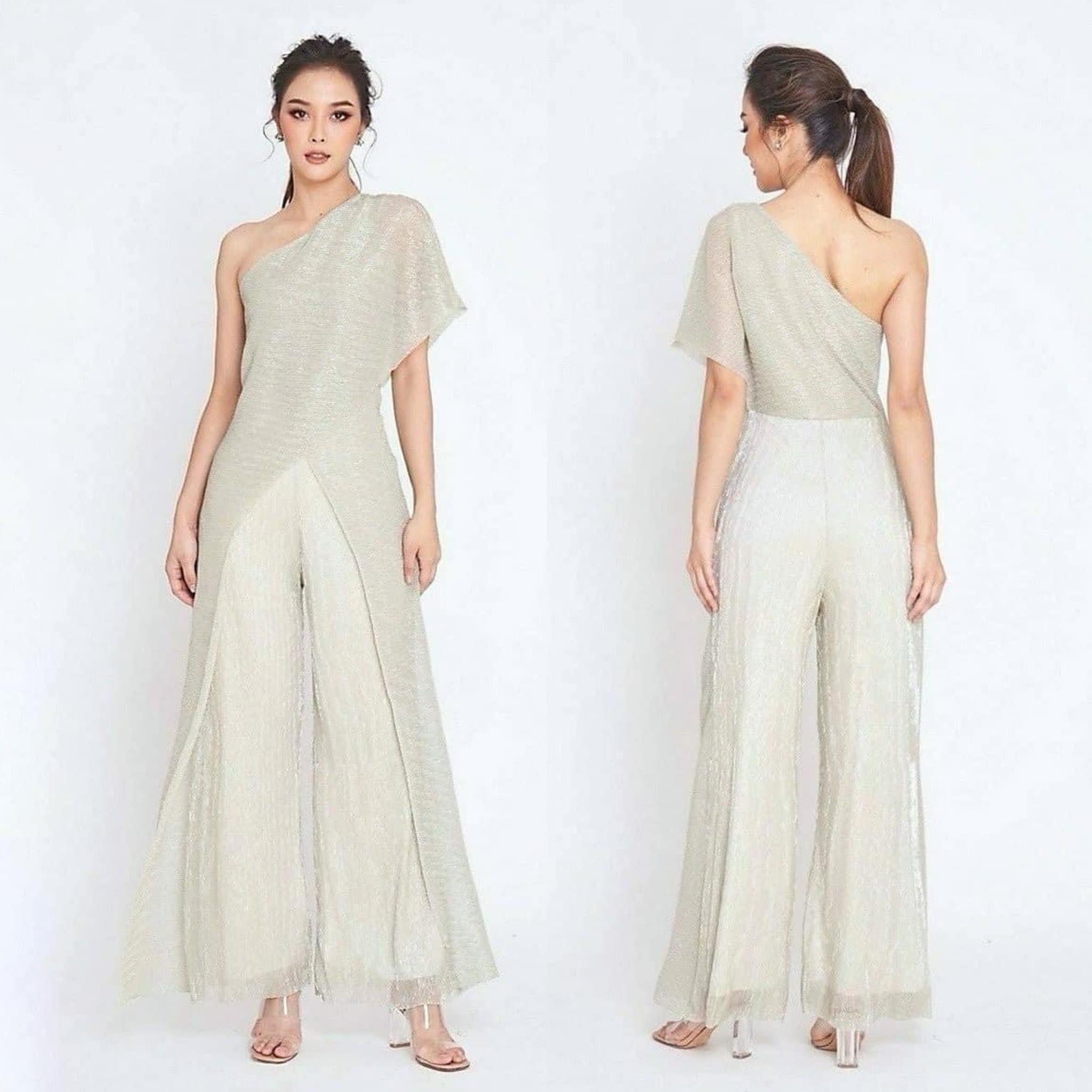 ชุดจั๊มพ์สูทไหล่เดียว กางเกงขากว้าง ดีเทลหรูหราระยิบระยับ แต่งผ้าสไบพริ้วสวยมาก คัตติ้งเนี้ยบ สินค้าคุณภาพ (พร้อมส่ง)