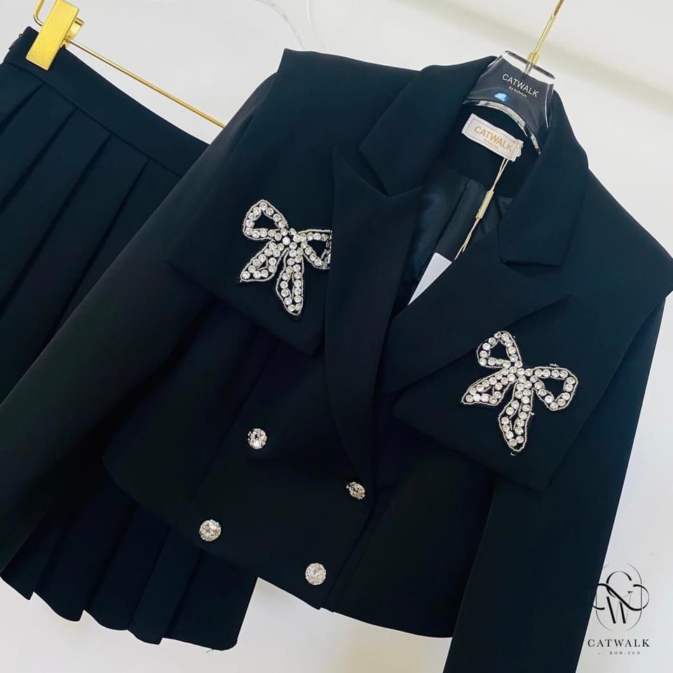 เซตเสื้อครอปสูทแต่งโบว์เพชร+กระโปรง จีบรอบ เนื้อผ้าเกรดเอ ใส่สบาย สินค้าคุณภาพ (พร้อมส่ง)