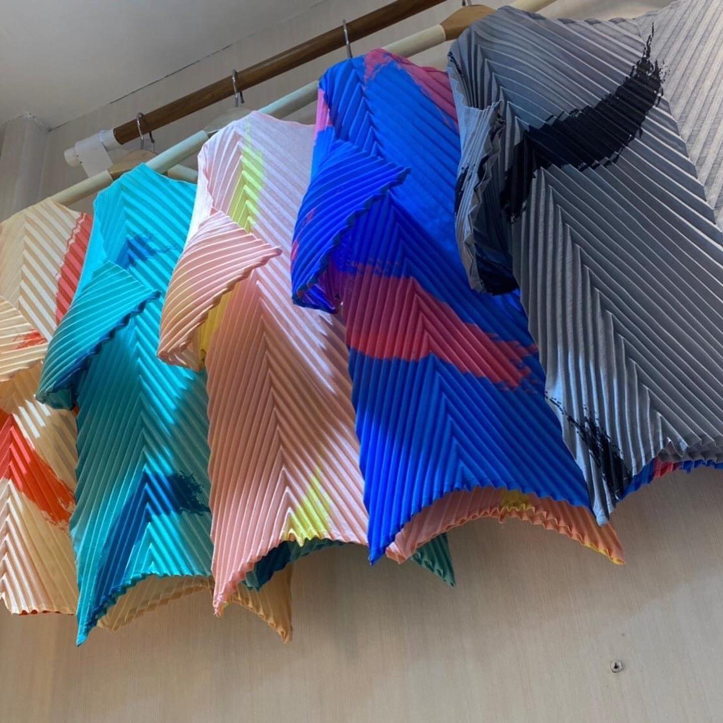 เสื้ออัดพลีท ทรงแขน 3 ส่วน ทรงหลวมๆ ความยาวกึ่งสะโพก กำลังดี : สินค้าคุณภาพ (พร้อมส่ง)