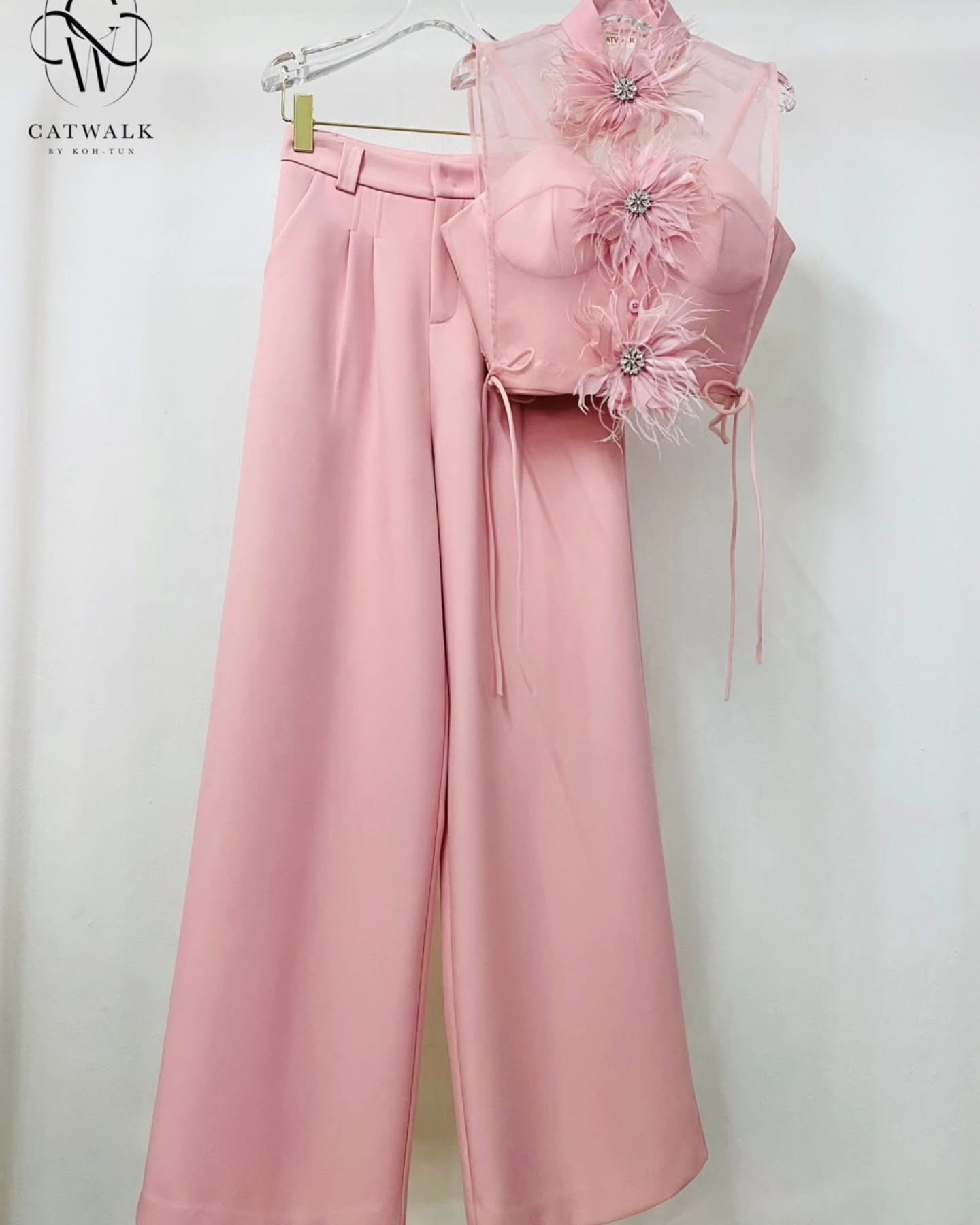 เซตเสื้อครอป 2 ชิ้น แต่งเข็มกลัดขนนก + กางเกงขาบาน เนื้อผ้าเกรดเอ ใส่สบาย : สินค้าคุณภาพ (พร้อมส่ง)