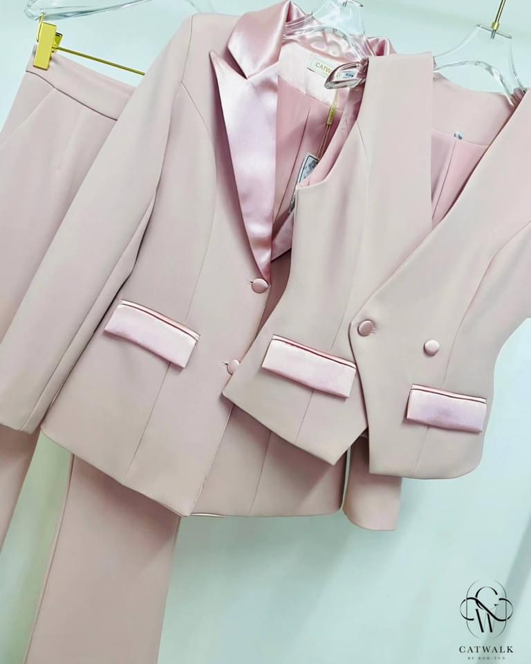 เซตBLAZER 3 ชิ้น เสื้อกั๊กครอปแขนกุด ทรงเข้ารูปคอวี ตัวBLAZERแล้วดูเท่ห์ มาก +กางเกงทรงขาขาม้า ใส่สบาย สินค้าคุณภาพ (พร้อมส่ง)