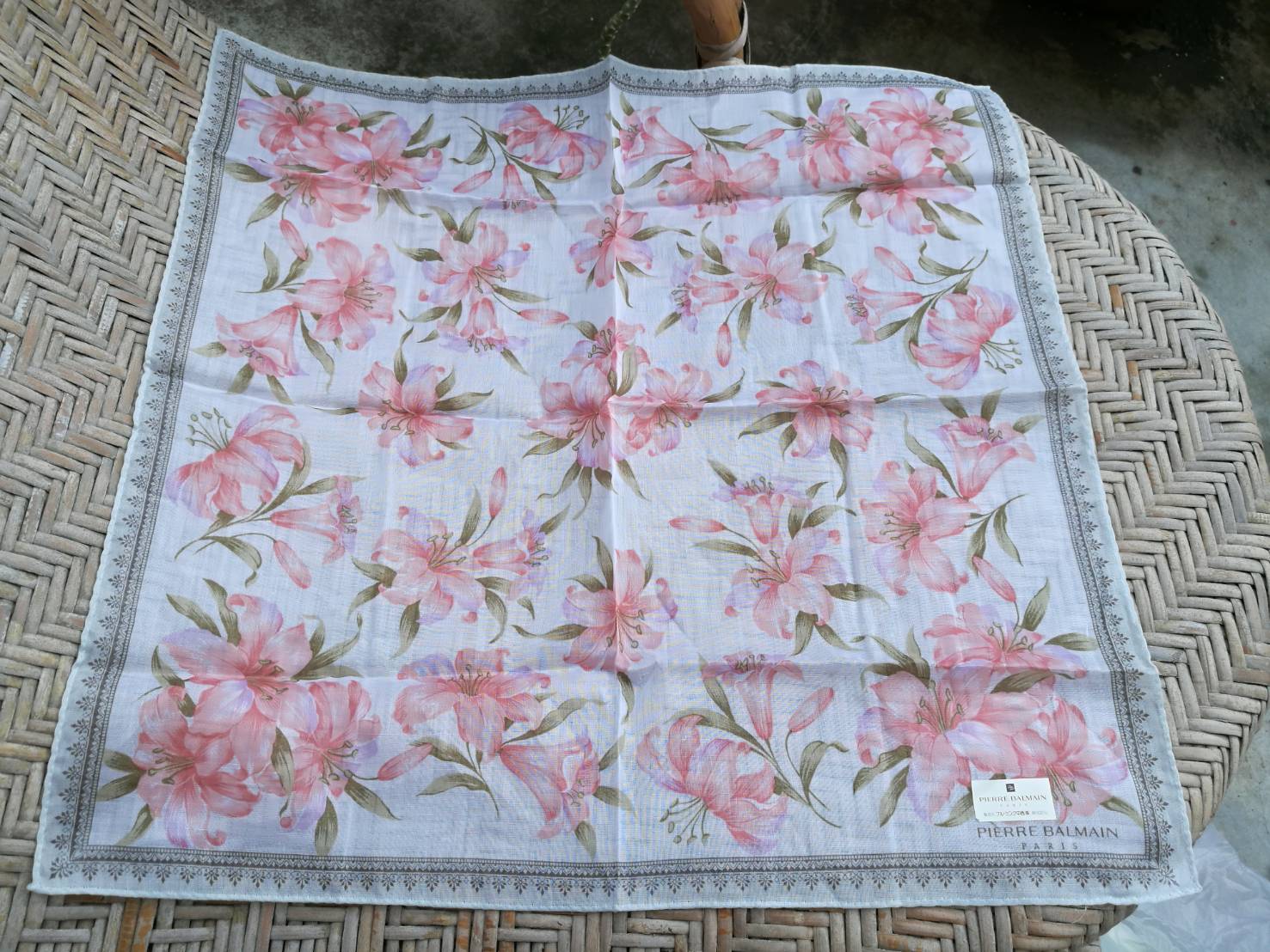 ผ้าเช็ดหน้า Pierre Balmain สวยหวาน ผ้านุ่ม