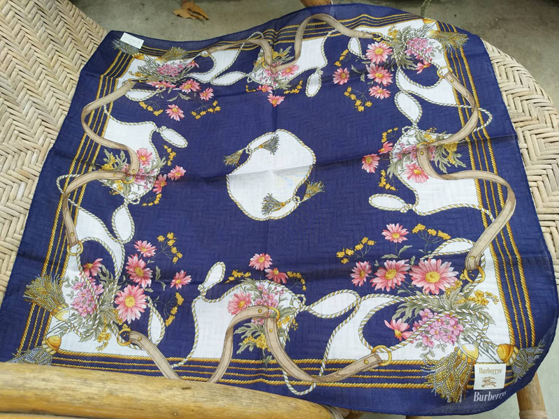 ผ้าเช็ดหน้าแบรนด์เนม BURBERRY สวยยย