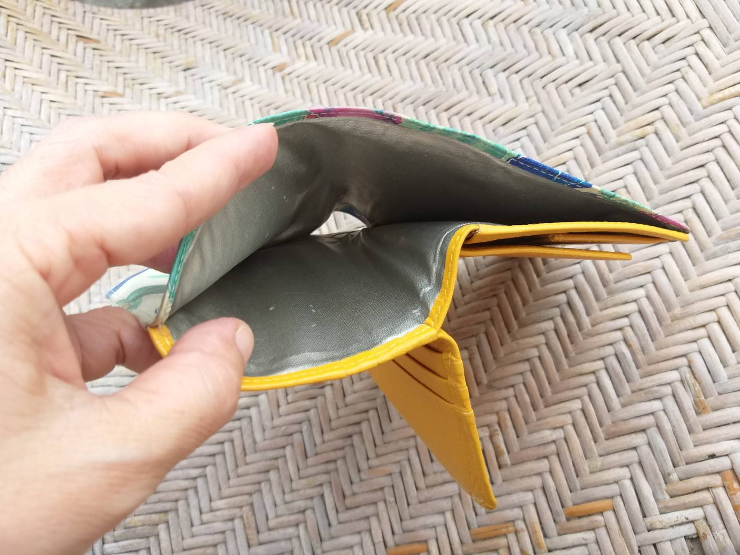 กระเป๋าสตางค์หนังแท้ ลายสวยมาก น่ารักค่ะ