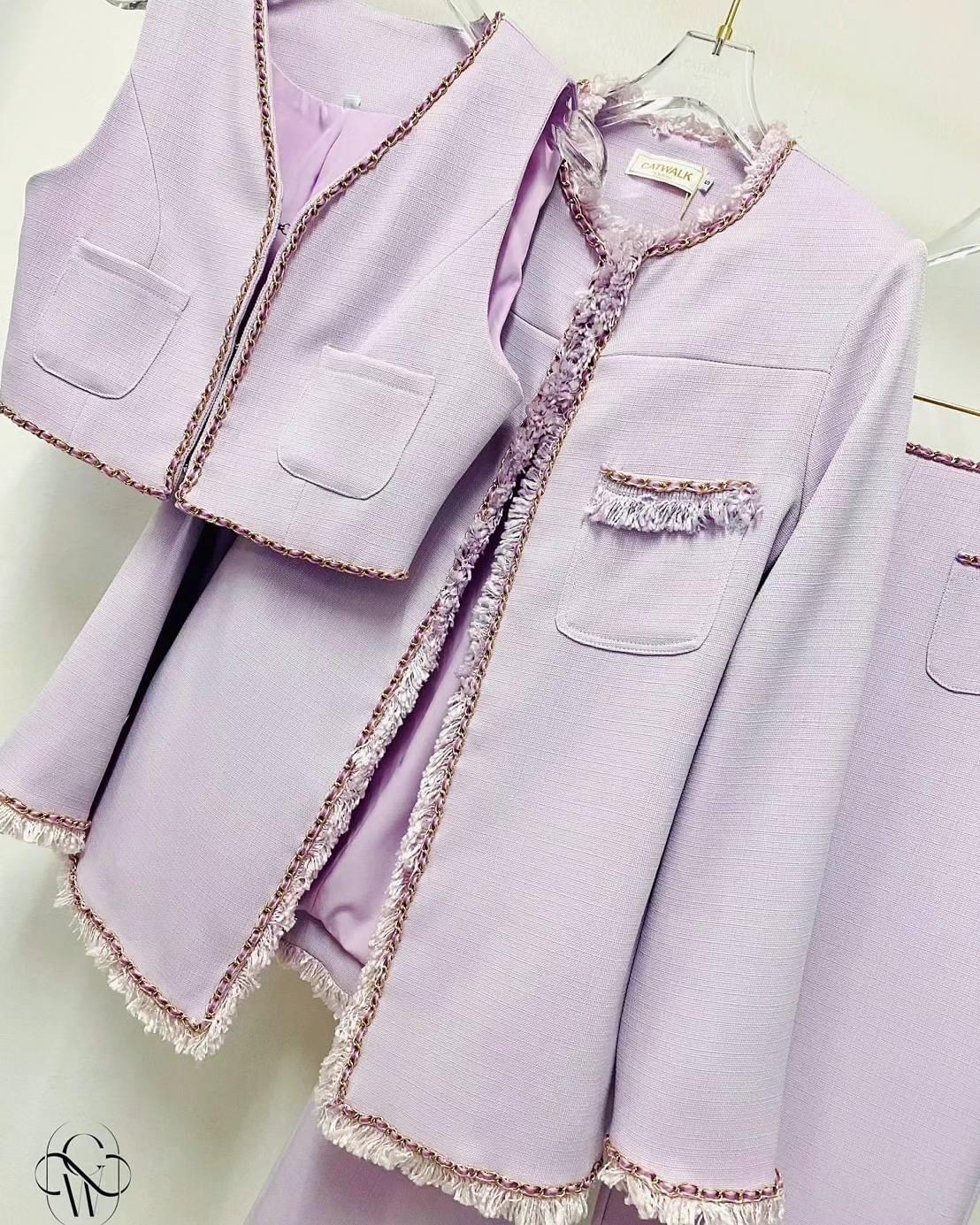 เซต 3 ชิ้น ผ้าทวิตเกรดA แต่งโซ่ทอง ตัวเสื้อกั๊กด้านในเป็นครอปคอวีแขนกุด แต่งขอบด้วยโซ่ทองร้อยริบบิ้นกำมะหยี่สี+เสื้อคลุมทรงกึ่งเข้ารูป+กางเกงเอวสูงทรงขากระบอก สินค้าคุณภาพ (พร้อมส่ง)